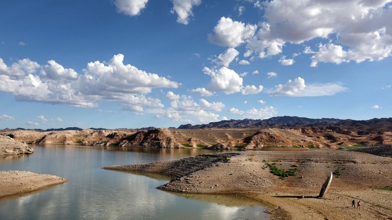 LAKE MEAD NATIONAL RECREATION AREA, NEVADA - JUNE 23: Grass grows on a now-dry section of lakebed at the drought-stricken Lake Mead on June 23, 2022 in the Lake Mead National Recreation Area, Nevada. The U.S. Bureau of Reclamation reported that Lake Mead, North Americas largest artificial reservoir, has dropped to about 1,044 feet above sea level, the lowest its been since being filled in 1937 after the construction of the Hoover Dam. The declining water levels are a result of a climate change-fueled megadrought coupled with increased water demands in the Southwestern United States. Fears are increasing that Lake Mead could in years ahead become a ‘dead pool’, when the water levels become too low to flow downstream from nearby Hoover Dam. (Photo by Mario Tama/Getty Imag