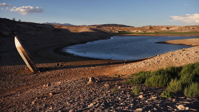 Danau Mead LAKE MEAD NATIONAL RECREATION AREA, NEVADA - JUNE 23: Grass grows on a now-dry section of lakebed at the drought-stricken Lake Mead on June 23, 2022 in the Lake Mead National Recreation Area, Nevada. The U.S. Bureau of Reclamation reported that Lake Mead, North America's largest artificial reservoir, has dropped to about 1,044 feet above sea level, the lowest it's been since being filled in 1937 after the construction of the Hoover Dam. The declining water levels are a result of a climate change-fueled megadrought coupled with increased water demands in the Southwestern United States. Fears are increasing that Lake Mead could in years ahead become a ‘dead pool’, when the water levels become too low to flow downstream from nearby Hoover Dam. (Photo by Mario Tama/Getty Imag