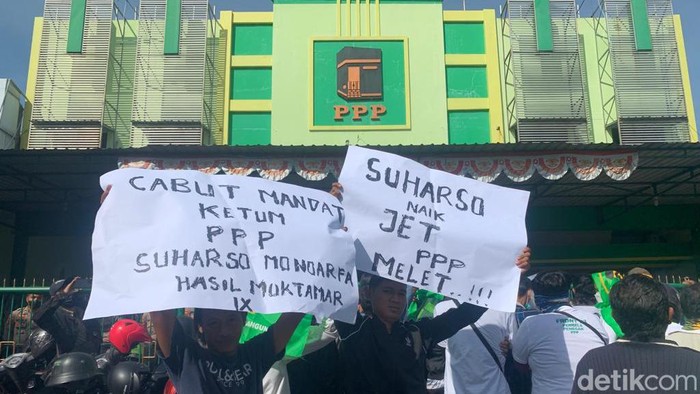 Demo depan kantor PPP Jatim