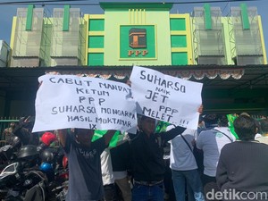Puluhan Massa Demo di Kantor PPP Jatim Desak Ketum Suharso Monoarfa Mundur