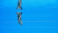 Sang pelatih Andrea Fuentes dengan cepat menyadari ada sesuatu yang salah dan terjun dengan pakaian lengkap untuk menarik Alvarez ke permukaan.  