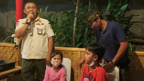 Dua anak yang terpisah dari pengawasan keluarganya saat berkunjung ke Pesta Kesenian Bali (PKB) 2022 di Art Center Denpasar.