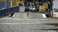 Nampak jalur yang telah ditutup diakali warga agar pengendara motor tetap bisa melintas.