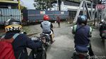 Baru Ditutup, Perlintasan KA di Tanah Abang Kembali Dibuka Warga