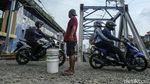 Baru Ditutup, Perlintasan KA di Tanah Abang Kembali Dibuka Warga