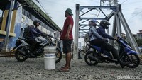 Diketahui sejak Januari hingga Juni 2022 sebanyak 17 perlintasan di wilayah Daop 1 Jakarta telah ditutup dengan bekerjasama para pihak terkait seperti Direktorat Jenderal Perkeretaapian Kemenhub, Pemda, Dishub dan Aparat Kewilayahan.