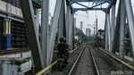 Baru Ditutup, Perlintasan KA di Tanah Abang Kembali Dibuka Warga