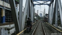 Dari 17 perlintasan yang ditutup tersebut, 13 titik merupakan perlintasan liar dan 4 titik merupakan perlintasan resmi. Salah satunya di perlintasan ini.