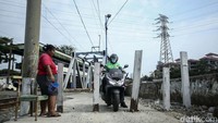 Meski telah resmi ditutup nampak pengendara sepeda motor kini dapat melintas, setelah besi penghalang diakali warga dengan cara dilebarkan.