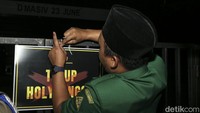 Mereka menempelkan poster mendesak penutupan outlet Holywings buntut promo minuman beralkohol gratis bagi orang bernama Muhammad dan Maria.