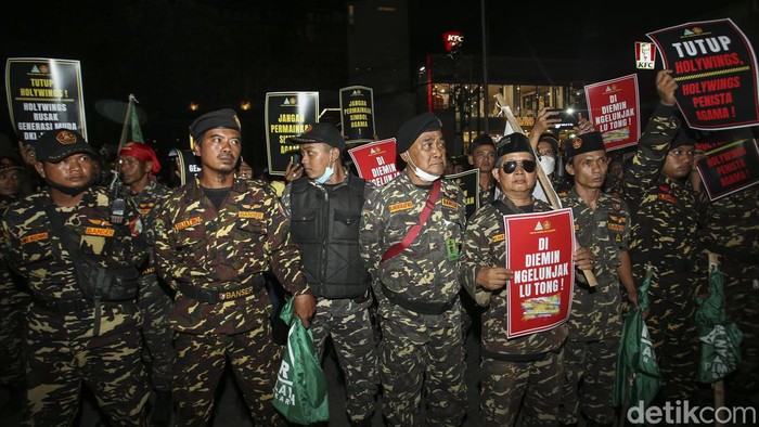 GP Ansor DKI mulai bergerak ke sejumlah outlet Holywings di Jakarta malam ini. Konvoi dilakukan imbas promosi minuman dengan nama Muhammad dan Maria.