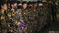 Banyaknya massa yang ikut terlihat berdiri hingga hampir menutup ruas jalan.