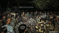 Arus lalu lintas di kawasan itu pun macet. Kemacetan terlihat dari arah Jalan Wolter Monginsidi menuju Jalan Gunawarman.