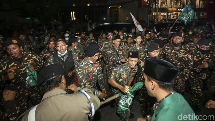 GP Ansor DKI mulai bergerak ke sejumlah outlet Holywings di Jakarta malam ini. Konvoi dilakukan imbas promosi minuman dengan nama 'Muhammad' dan 'Maria'.