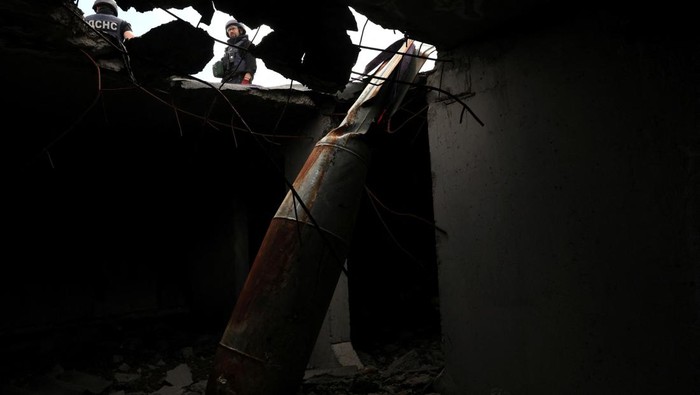 Bom seberat 500 kg gagal meledak saat mendarat di sebuah gedung apartemen di Kharkiv, Ukraina, pada Maret lalu. Bom itu dijinakkan-dipindahkan oleh tim khusus.