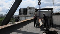 Menggunakan bantuan alat berat, bom seberat 500 kilogram itu dipindahkan oleh tim khusus.
