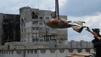 Sebagai informasi, tim khusus dikerahkan untuk menjinakkan dan mengeluarkan bahan peledak, bom, ranjau, dan berbagai amunusi lainnya di lingkungan Saltivka, di tengah perang imbas invasi Rusia ke Ukraina di wilayah Kharkiv.