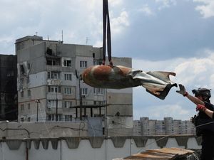 Momen Penjinak Bom Evakuasi Rudal 500 Kg di Ukraina