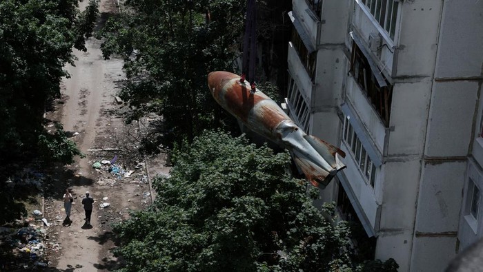 Bom seberat 500 kg gagal meledak saat mendarat di sebuah gedung apartemen di Kharkiv, Ukraina, pada Maret lalu. Bom itu dijinakkan-dipindahkan oleh tim khusus.