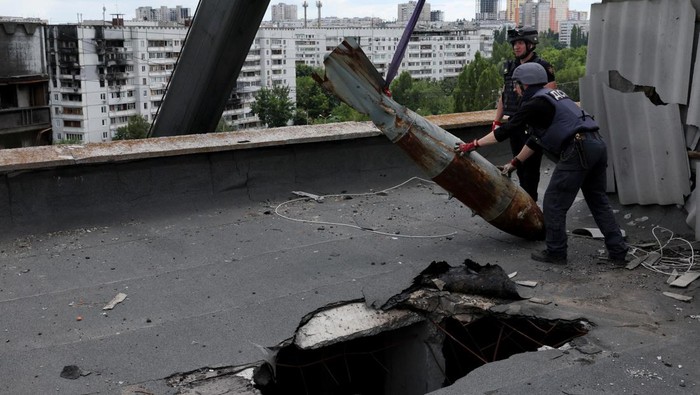 Foto-foto Pemindahan Bom 500 Kg yang Gagal Meledak di Ukraina Bom seberat 500 kg gagal meledak saat mendarat di sebuah gedung apartemen di Kharkiv, Ukraina, pada Maret lalu. Bom itu dijinakkan-dipindahkan oleh tim khusus.