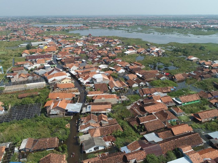 Foto udara banjir rob di Kota Pekalongan, Jawa Tengah, Jumat (24/6/2022)