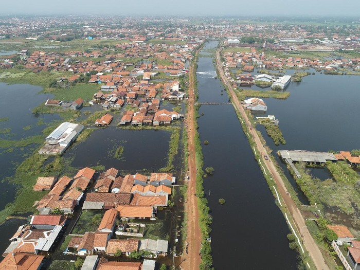 Foto udara banjir rob di Kota Pekalongan, Jawa Tengah, Jumat (24/6/2022)