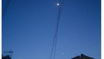 Momen langka ini bisa dinikmati dari seluruh penjuru dunia pada dini hari sesuai zona waktu masing-masing. Foto: Screenshot Twitter