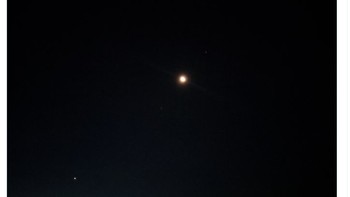 Di Indonesia pagi subuh tadi, 24 Juni 2022, menjadi waktu yang dianggap paling terbaik untuk mengamati planet Merkurius, Venus, Uranus, Mars, Jupiter, dan Saturnus berada pada konfigurasi segaris. Foto: Screenshot Twitter