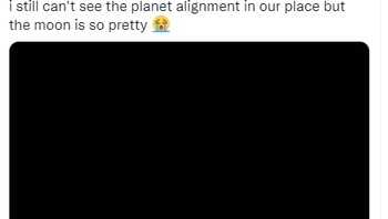 Banyak dari warganet mengaku terkesima melihat fenomena tersebut. Mereka pun coba mengabadikan momen itu dan membagikannya di media sosial, walaupun ada yang kurang jelas. Foto: Screenshot Twitter