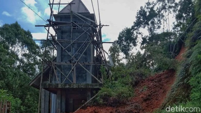 Gereja milik umat katolik di Toraja Utara rusak berat diterjang longsor (Dok. Istimewa).