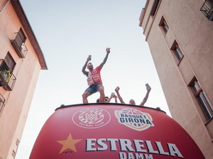 Duh Ngeri! Fotografer Nyaris Jatuh dari Bus di Perayaan Promosi Girona