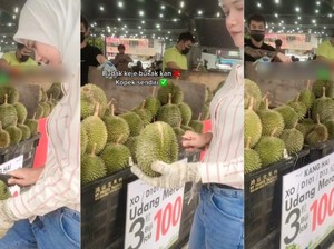 Gokil! Wanita Ini Pilih dan Belah Buah Durian Sendiri di Toko