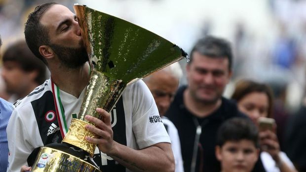 ALLIANZ STADIUM, TORINO, ITALY - 2018/05/19: Gonzalo Higuain of Juventus FC celebrating with the trophy the seventh league titles in a row after the serie A match between Juventus and Hellas Verona FC  Juventus Fc wins 2-1  over Hellas Verona fc. (Photo by Marco Canoniero/LightRocket via Getty Images)