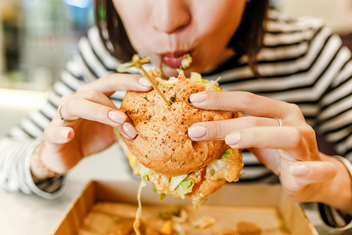 Hukum makan pakai dua tangan dalam Islam