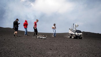 Ujicoba robot dilakukan di Gunung Etna, Italia, Kamis (23/6/2022) waktu setempat.