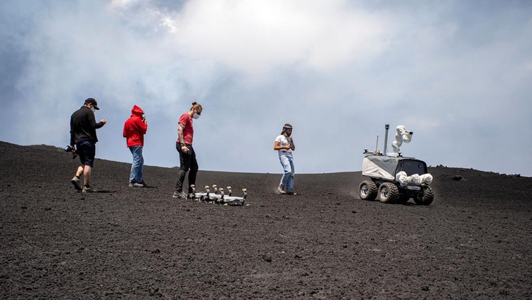 Ilmuwan ESA Ujicoba Robot Antariksa Para ilmuwan berlomba-lomba melakukan inovasi untuk penelitian di luar angkasa. Seperti yang dilakukan Badan Antariksa Eropa (ESA), mereka mulai melakukan ujicoba robot ruang angkasa.
