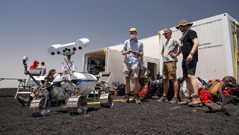 Sejumlah ilmuwan European Space Agency (ESA) dan German Aerospace Center melakukan ujicoba robot ruang angkasa.