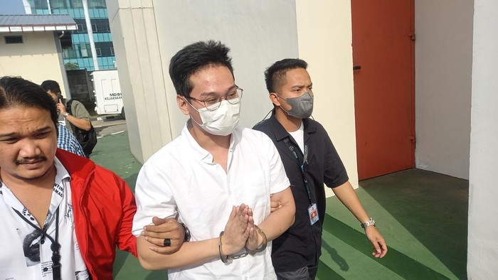 Indra Kenz di Kejari Tangerang Indra Kenz di Kejari Tangerang