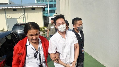 Momen Indra Kenz Tiba di Kejari Tangerang Selatan