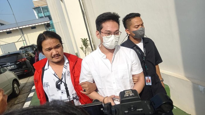 Indra Kenz (tengah) di Kejari Tangerang