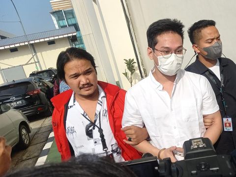 Indra Kenz (tengah) di Kejari Tangerang