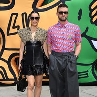 Mini-dress bersiluet pinafore dengan sentuhan kulit yang edgy menjadi andalan Jessica Biel. Ibu dua anak ini lalu menyempurnakan gayanya dengan boots dan tas LV senada. Tidak ketinggalan kacamata hitam. (Foto: Getty Images For Louis Vuitton/Pascal Le Segretain)