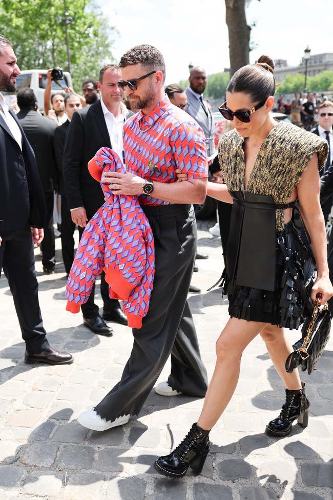 Hadir dalam konsep outdoor, fashion show Louis Vuitton berlangsung di halaman Louvre Museum sehingga para tamu harus melewati kerumunan massa di jalanan. Justin Timberlake setia mendampingi sang istri saat hendak masuk ke lokasi acara. (Foto: GC Images/Jacopo Raule)