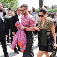 Hadir dalam konsep outdoor, fashion show Louis Vuitton berlangsung di halaman Louvre Museum sehingga para tamu harus melewati kerumunan massa di jalanan. Justin Timberlake setia mendampingi sang istri saat hendak masuk ke lokasi acara. (Foto: GC Images/Jacopo Raule)