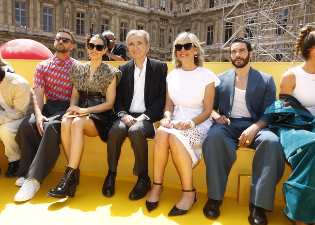 Sebagai tamu spesial, keduanya duduk di sebelah para petinggi Louis Vuitton. Salah satunya, Bernard Arnault yang menjabat sebagai CEO LVMH, perusahaan induk LV. (Foto: Getty Images/Julien Hekimian)