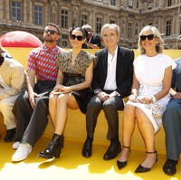 Sebagai tamu spesial, keduanya duduk di sebelah para petinggi Louis Vuitton. Salah satunya, Bernard Arnault yang menjabat sebagai CEO LVMH, perusahaan induk LV. (Foto: Getty Images/Julien Hekimian)