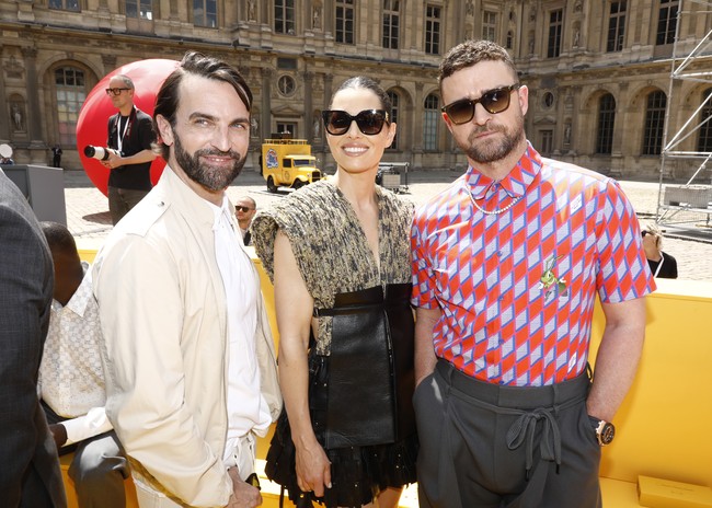 Usai acara, keduanya juga sempat berfoto bersama desainer koleksi busana Louis Vuitton Nicolas Ghesquiere. (Foto: Getty Images/Julien Hekimian)