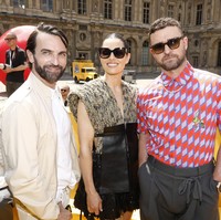 Usai acara, keduanya juga sempat berfoto bersama desainer koleksi busana Louis Vuitton Nicolas Ghesquiere. (Foto: Getty Images/Julien Hekimian)