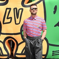Justin Timberlake pun kalah stylish. Ia memadukan kemeja dengan celana high-waist model gombrong dengan keliman zig-zag yang unik. Sepasang sneakers putih menjadi alas kaki andalan. (Foto: Getty Images For Louis Vuitton/Pascal Le Segretain)