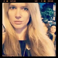 Hubungan Elon Musk dan Justine Wilson cukup rumit. Mereka sempat berpisah saat pacaran dan LDR selama kuliah. Ketika itu, Elon terus mengiriminya bunga sebelum akhirnya mereka kembali pacaran setelah lulus. Dikatakan jika Elon mengambil hati Justine dengan memberi kartu kreditnya agar sang mantan bisa membeli buku sepuasnya.Foto: Twitter Justine Wilson